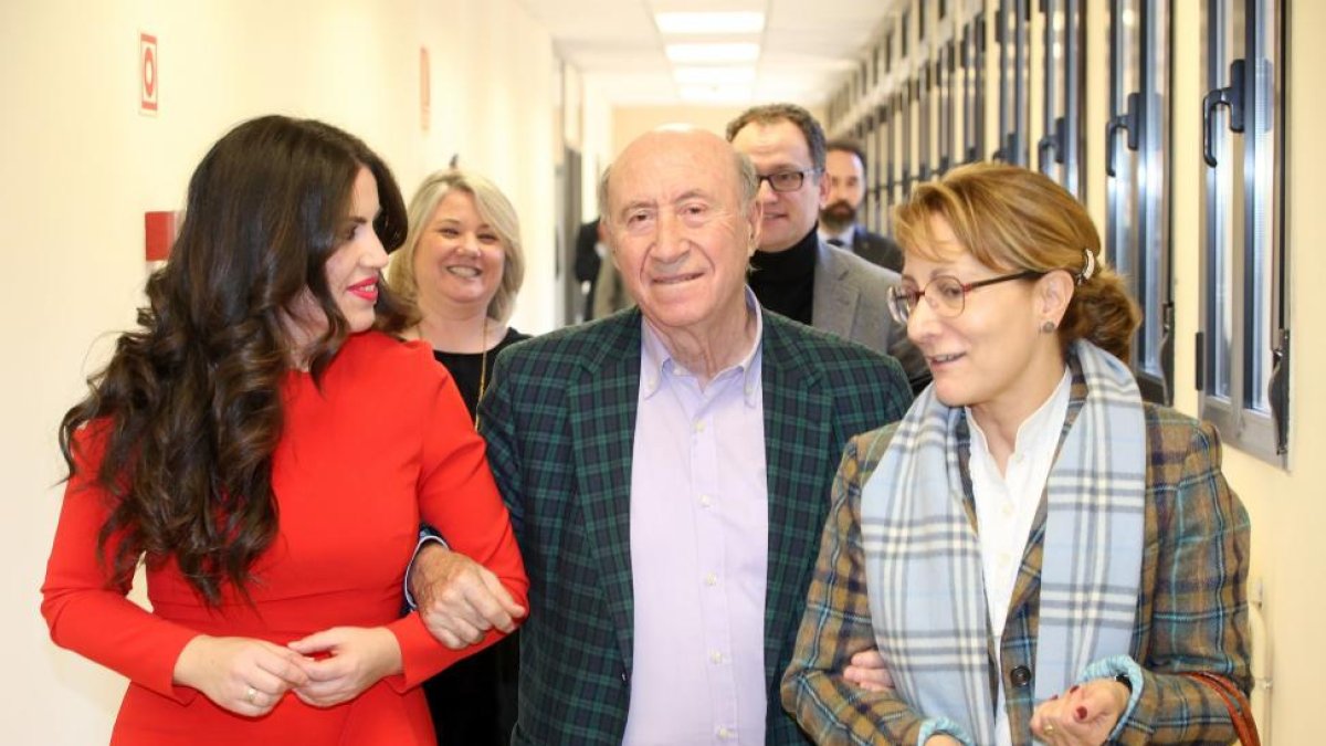 Peridis conversa con la rectora de la UEMC, Imelda Rodríguez, y con la presidenta de la FAPE, Elsa González.-ICAL