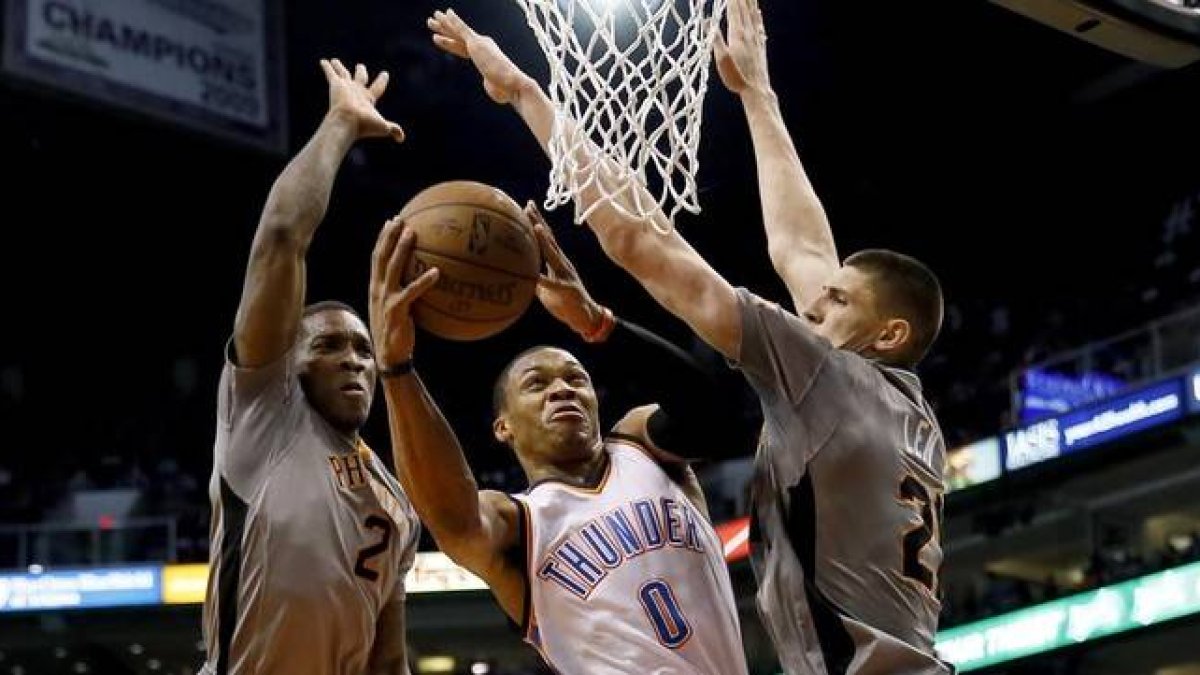 Westbrook entra a canasta entre Bledsoe y Len.-Foto:   AP / MATT YORK
