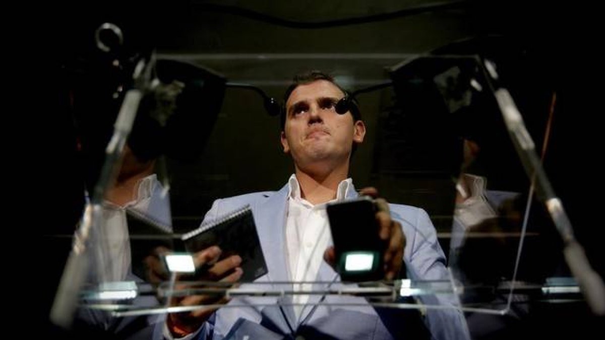 Albert Rivera, este lunes en Madrid, en la rueda de prensa en la que ha anunciado que se presentará a las primarias de C's para las generales.-Foto: JOSÉ LUIS ROCA