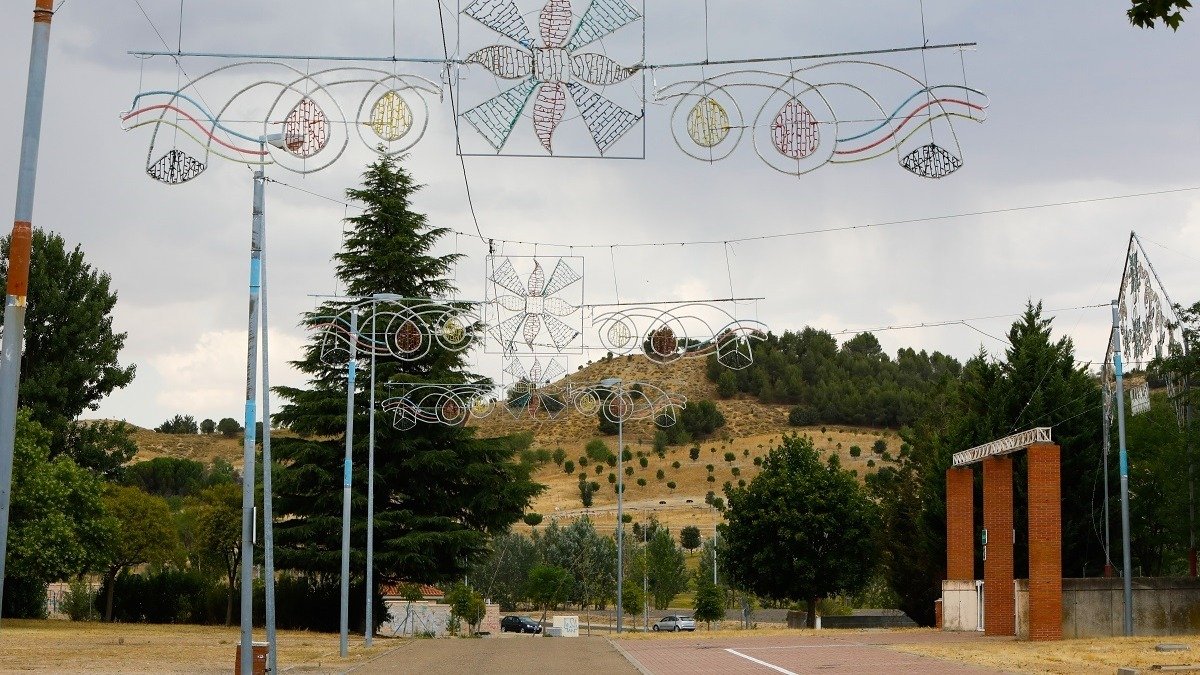 El reciento ferial, con las luces a la espera de los feriantes. J. M. LOSTAU