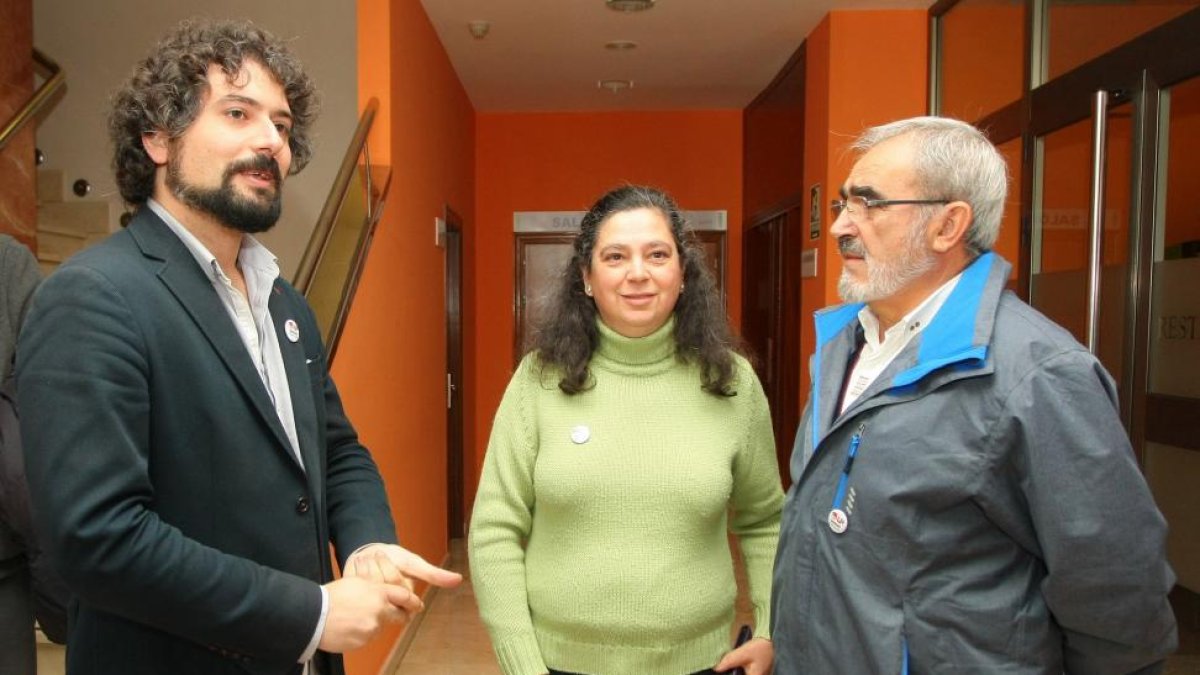 La candidata de Unidad Popular-Izquierda Unida al Congreso, Laura Fernández, junto al procurador en Cortes, José Sarrión (I), momentoos antes de la reunión con el comité de empresa de la Ciuden en Ponferrada-Ical