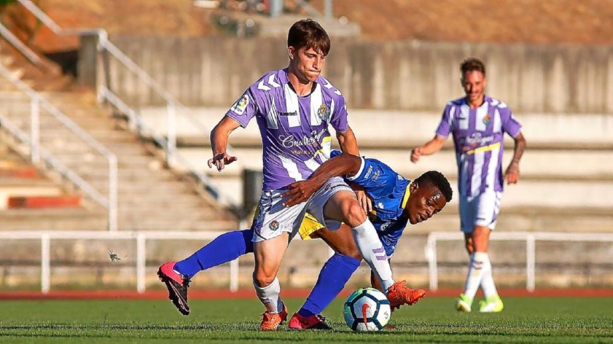 Toni trata de llevarse el balón en el partido del pasado domingo frente al Zamora.-ENRIQUE CARRASCAL