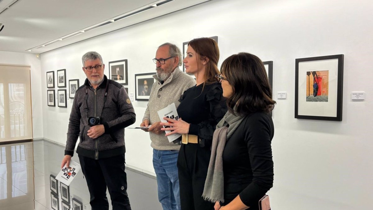 La diputada de Cultura junto a tres miembros del colectivo fotográfico Diez Miradas - EUROPA PRESS