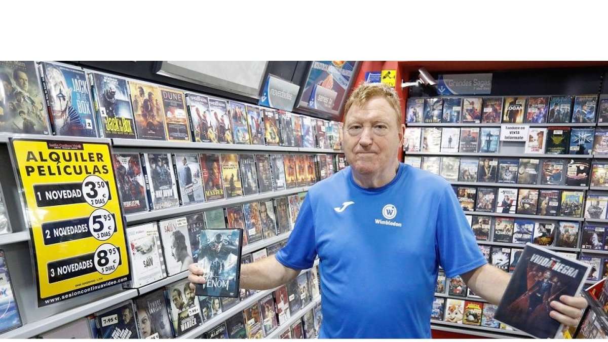 Miguel Garrido en su mítico videoclub Sesión Continua, en Rondilla, uno de los primeros en abrir y el último o penúltimo que cerrará. - J. M. LOSTAU.