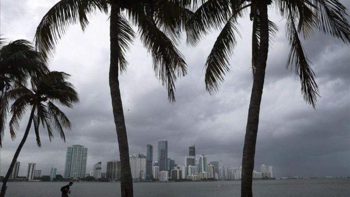 Vientos huracanados sobre la ciudad de Miami, en Florida (EEUU).-JOE RAEDLE (AFP)
