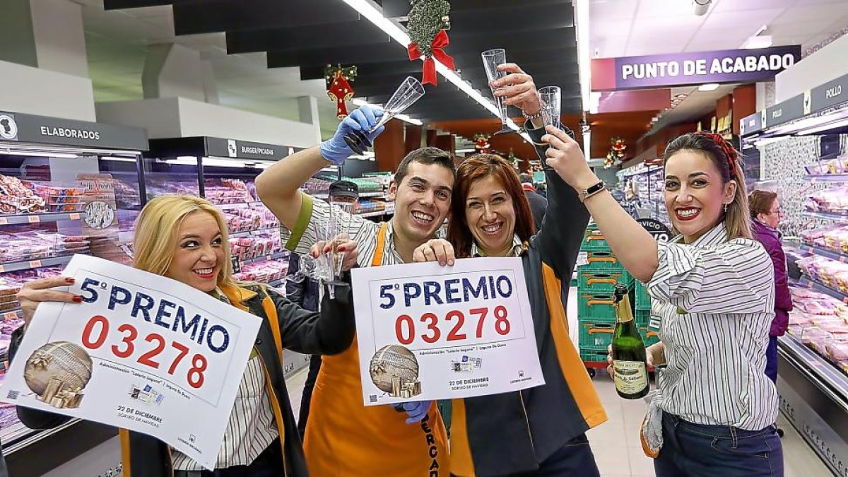 Trabajadores de Mercadona de la localidad vallisoletana de Laguna de Duero celebran el quinto premio.-J. M. LOSTAU