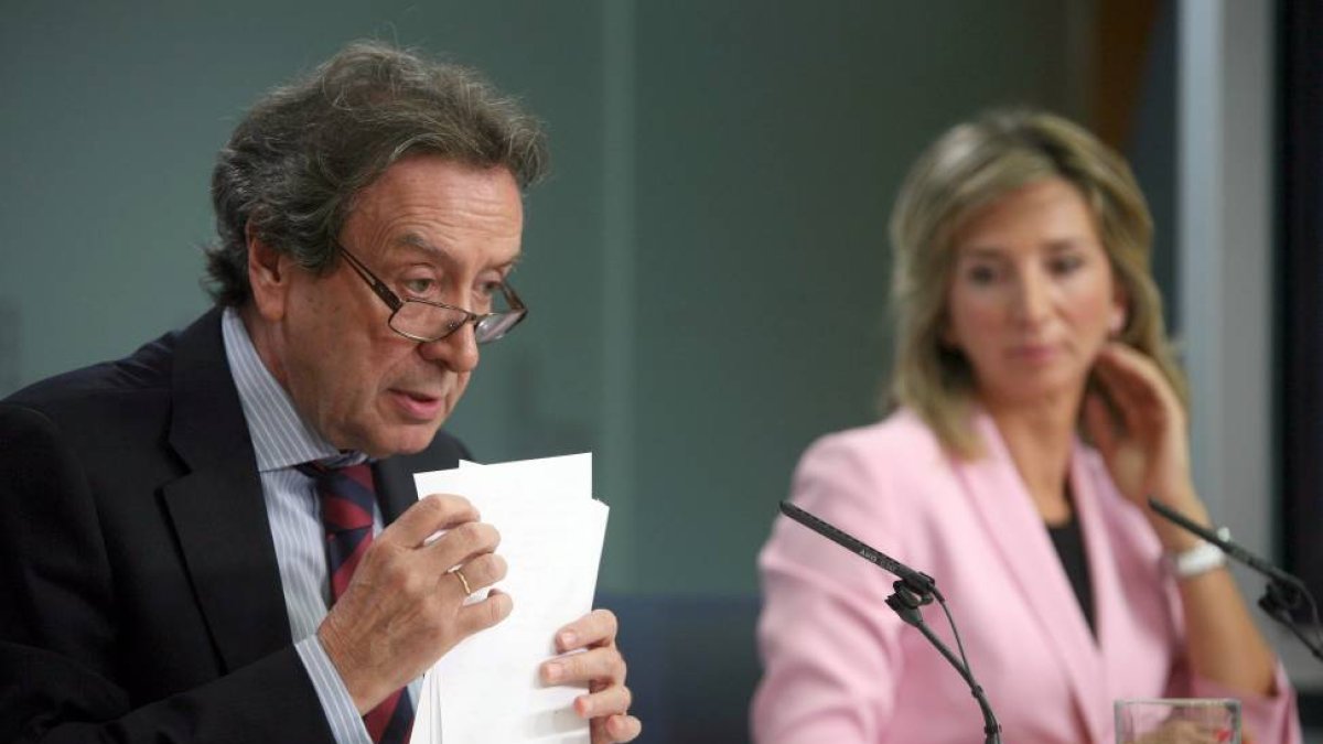 El consejero de la Presidencia y portavoz de la Junta, José Antonio de Santiago-Juárez, comparece en la rueda de prensa, para informar del contenido del Consejo de Gobierno. Junto a él, la consejera de Cultura y Turismo, Alicia García-Ical