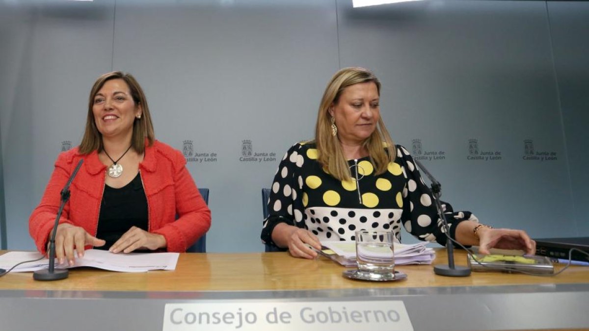 Las consejeras de Agricultura y portavoz y de Economía y Hacienda, Milagros Marcos y Pilar del Olmo, respectivamente, durante la rueda de prensa posterior al Consejo de Gobierno de Castilla y León-ICAL