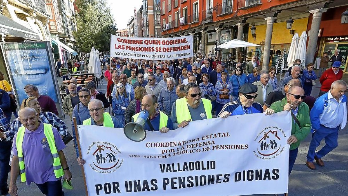 Pensionistas durante la manifestación ayer, llegando a la Plaza Mayor.-J.M. LOSTAU