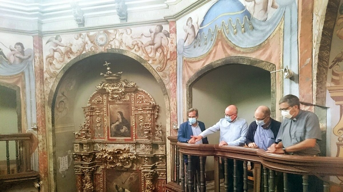 El delegado territorial de la Junta en Valladolid, Augusto Cobos, visita la cripta de la Virgen de la Soterraña, en Olmedo. - ICAL