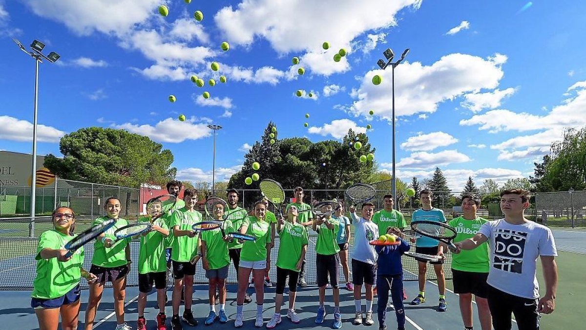 Los componentes de la Escuela de tenis Ayuela-Hernando posan en las instalaciones del Club Social Torrelago Wellness.-MIGUEL ÁNGEL SANTOS