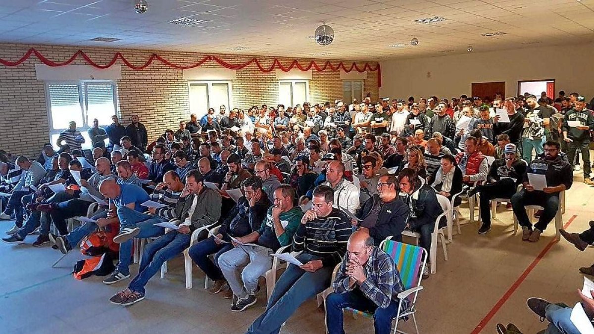 Los trabajadores de la plantilla de Vestas durante la asamablea celebrada para ratificar el acuerdo.-EL MUNDO