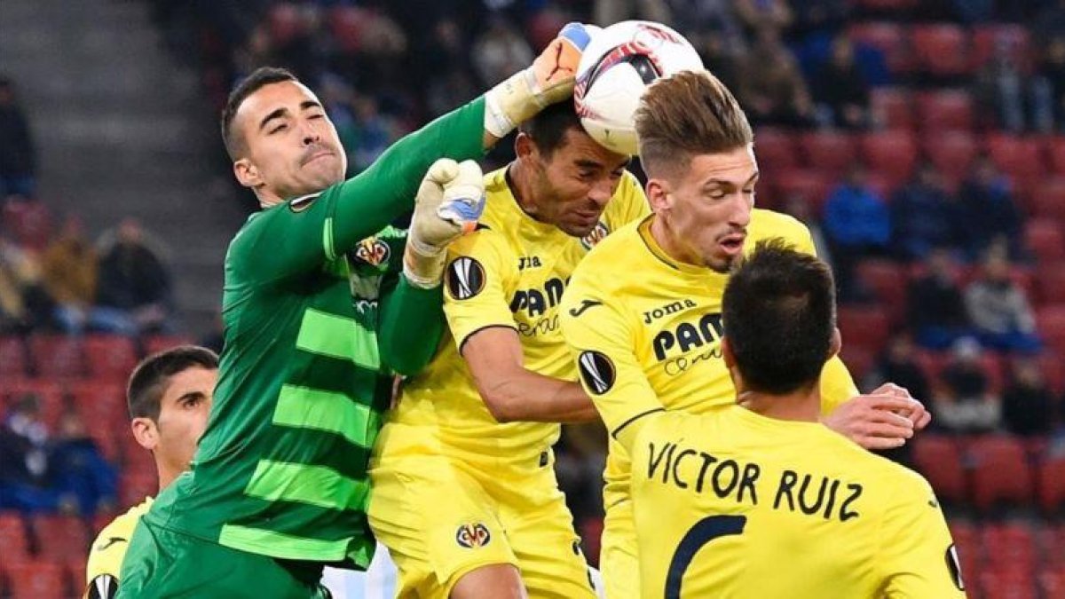 Sergio Asenjo, en una intervención con el Villarreal.-AFP / FABRICE COFFRINI