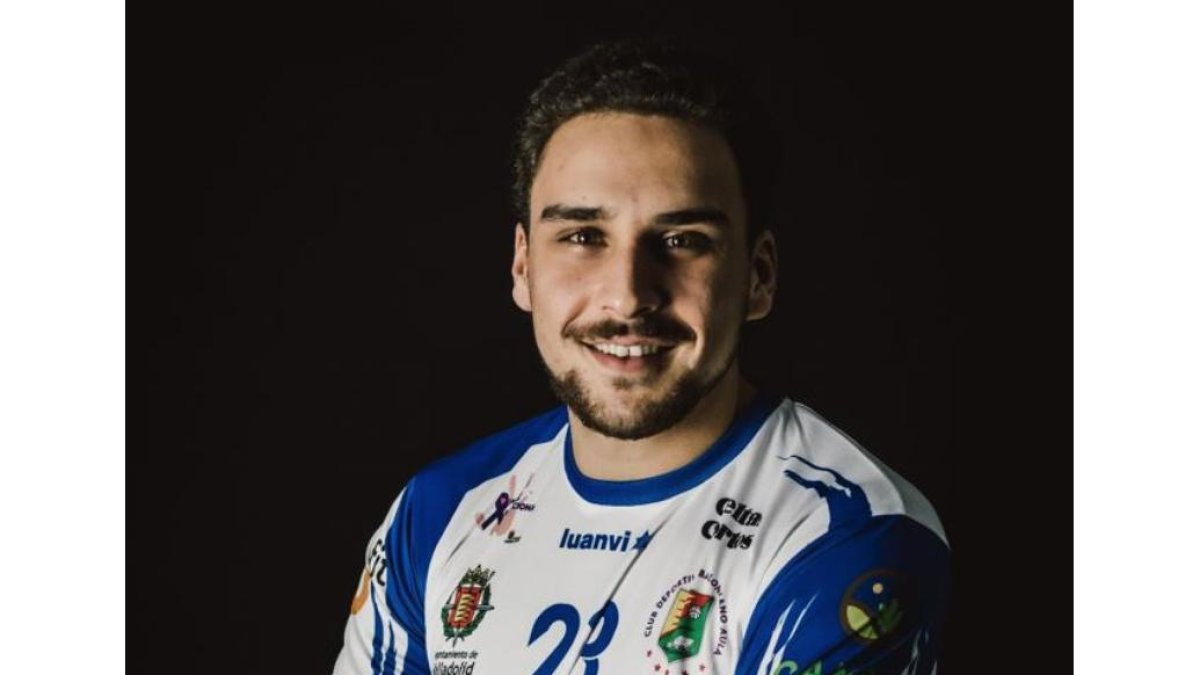 Javier Zalama en una fotografía con la camiseta del Balonmano Aula. / E.M.