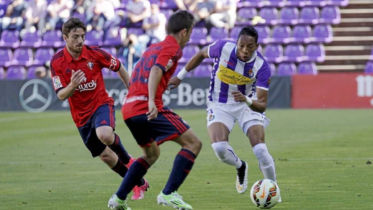 Mojica intenta avanzar por la banda ante la presencia de Sisi y Buñuel en el partido contra el Osasuna.-Pablo Requejo