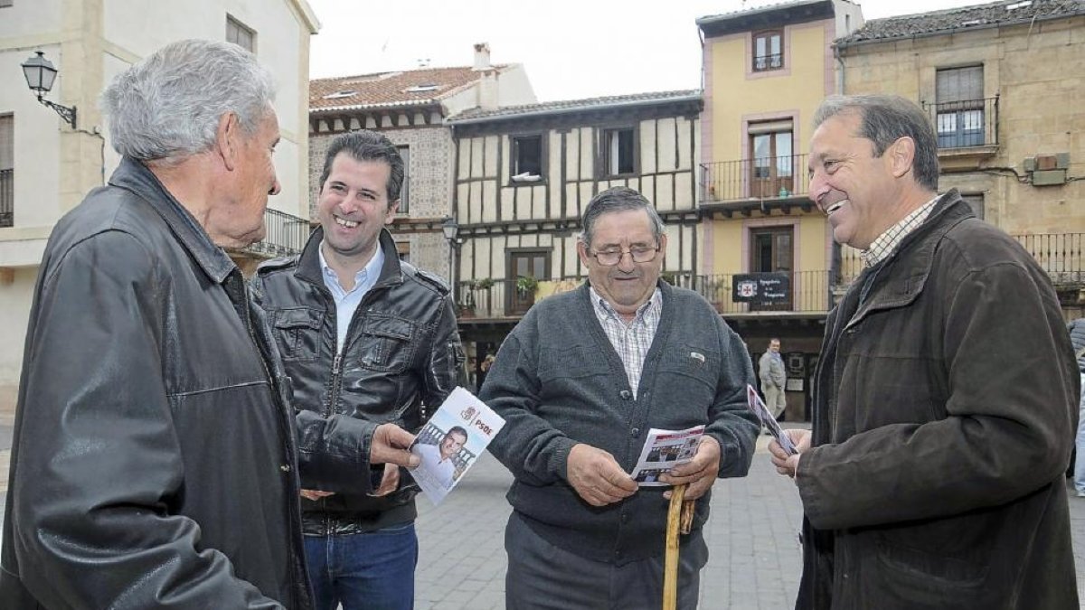 Luis Tudanca conversa con varios vecinos del municipio segoviano de Sepúlveda.-Ical