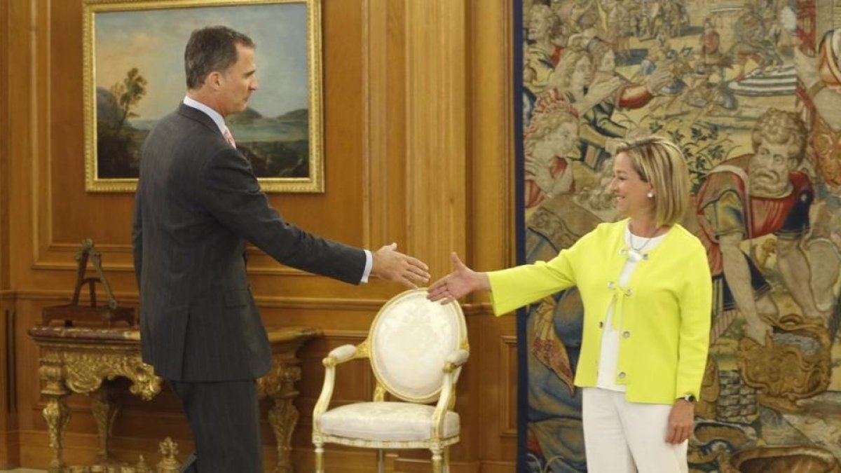 El rey Felipe VI recibe a la diputada de Coalición Canaria, Ana Oramas, en la Zarzuela, el martes 26 de junio.-EFE / J. J. GUILLÉN