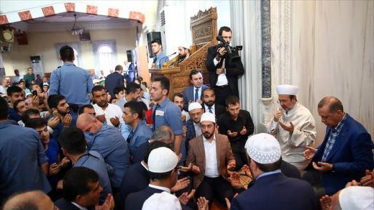 El presidente turco, Recep Tayyip Erdogan (derecha), en un rezo en su visita a Gaziantep tras el atentado de agosto..-AFP