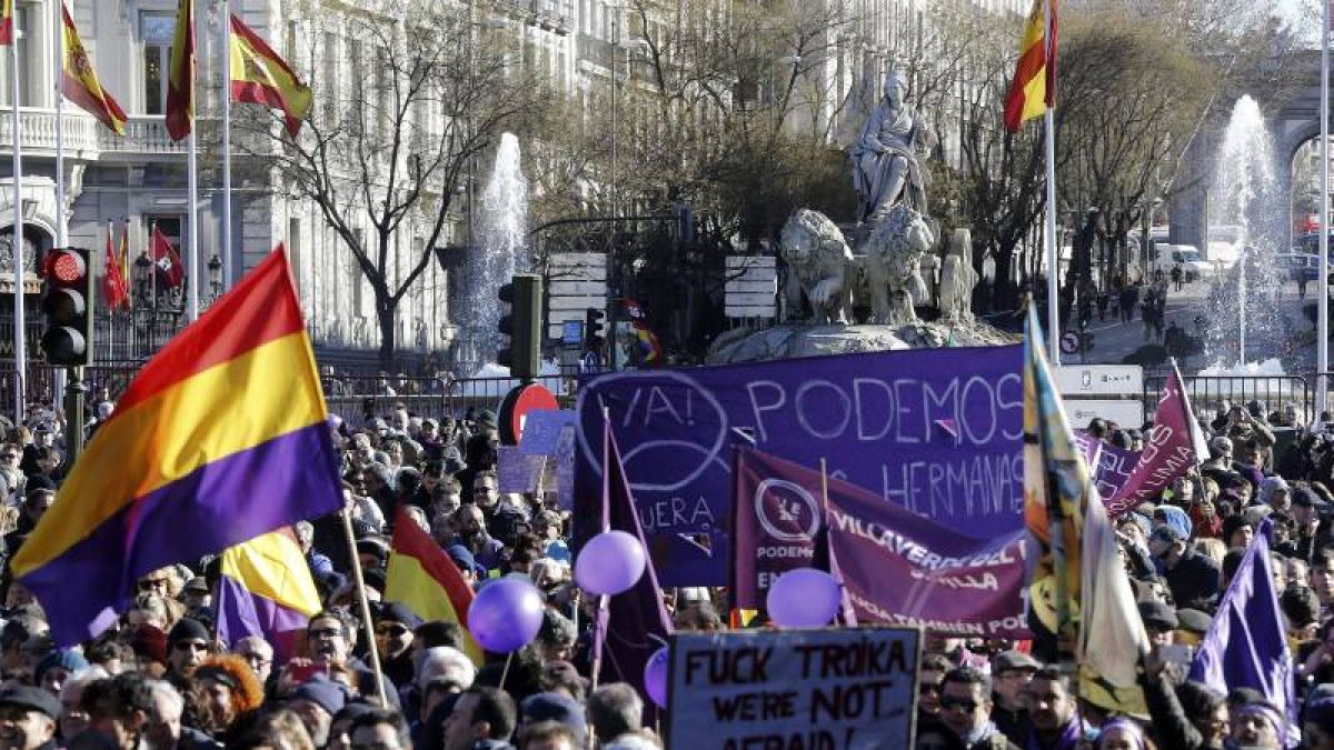 Numerosas personas aguardan junto a la fuente de La Cibeles para participar en la manifestación que Podemos ha convocado hoy bajo el lema 