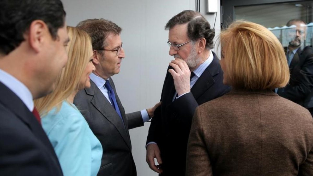 Mariano Rajoy, con Alberto Núñez Feijóo, Cristina Cifuentes, Juan Manuel Moreno y María Dolores de Cospedal (de espaldas), este mediodía, en Génova, antes de la foto de familia.-/ JOSÉ LUIS ROCA