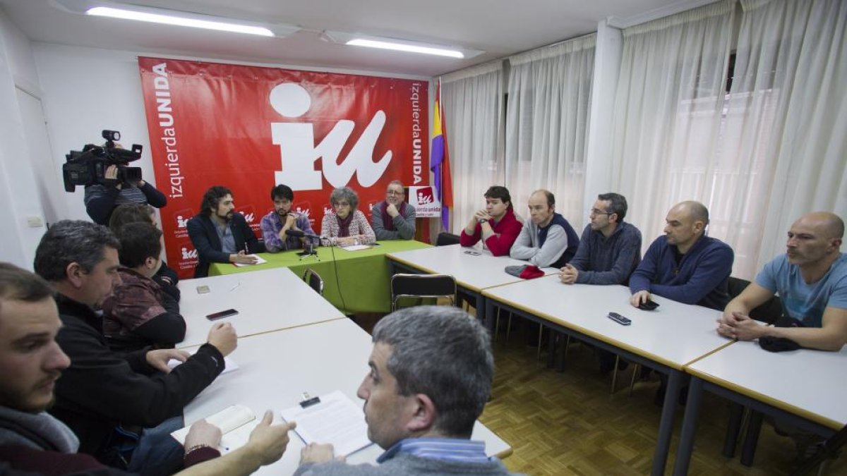 El comité de empresa de Nissan mantiene una reunión con el coordinador regional de Izquierda Unida, José Sarrión-ICAL