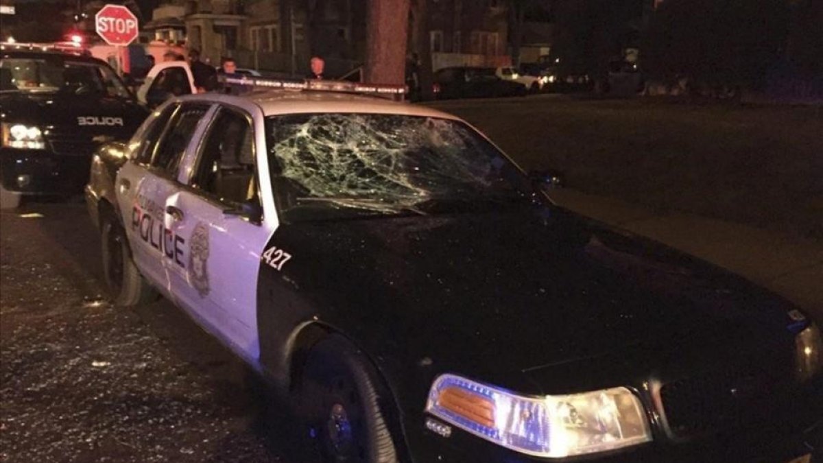 Un coche policial dañado en las protestas en Milwaukee, en Wisconsin.-MILWAUKEE POLICE DEPARTMENT HA