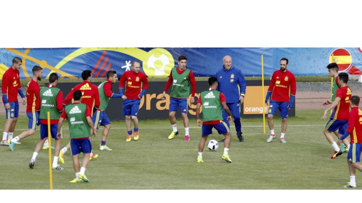 Vicente del Bosque y los jugadores en el entrenamiento del viernes en la Isla de Ré.-EFE / JUANJO MARTÍN