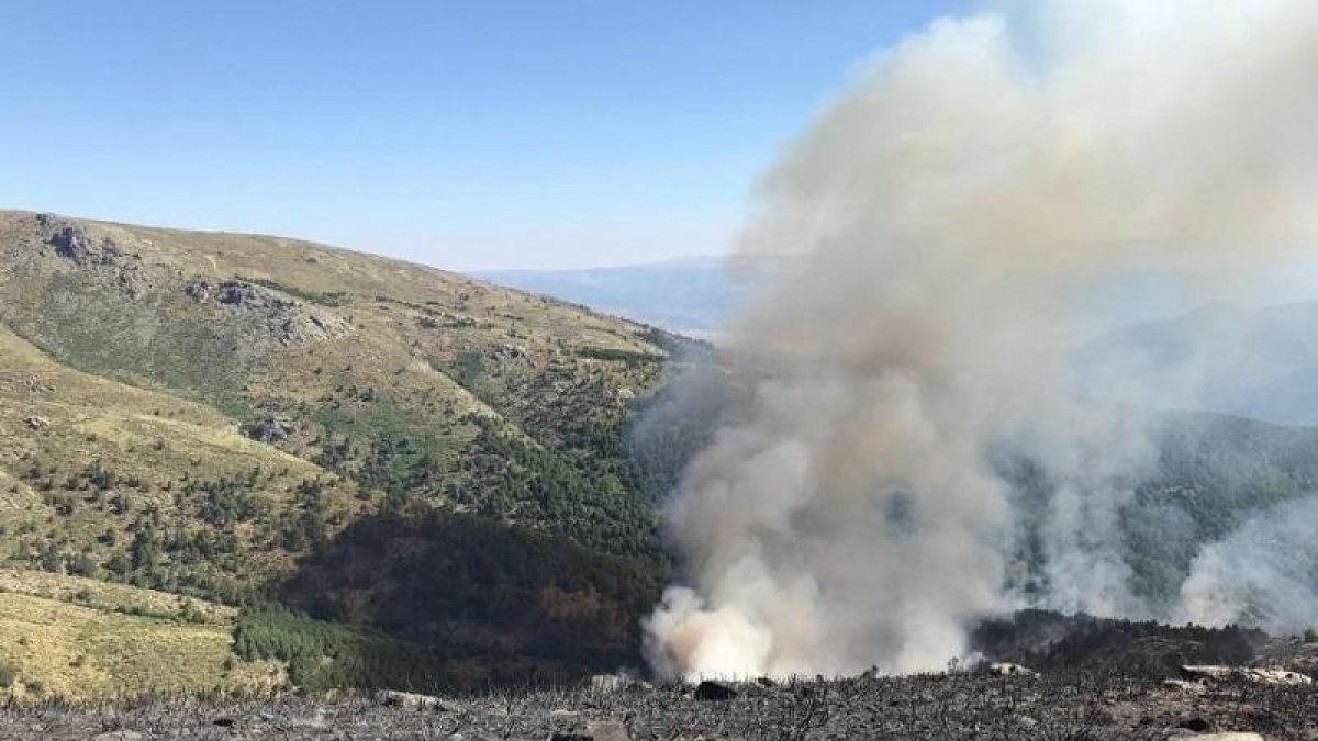 Incendio en el valle de Iruelas-E. PRESS