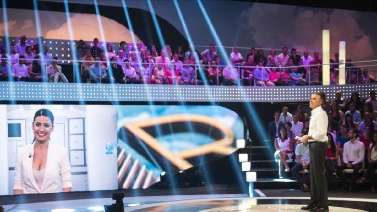 Juan y Medio observa en la pantalla a Ares Teixidó, ambos, presentadores del nuevo programa de Antena 3 'El amor está en el aire'.-ATRESMEDIA