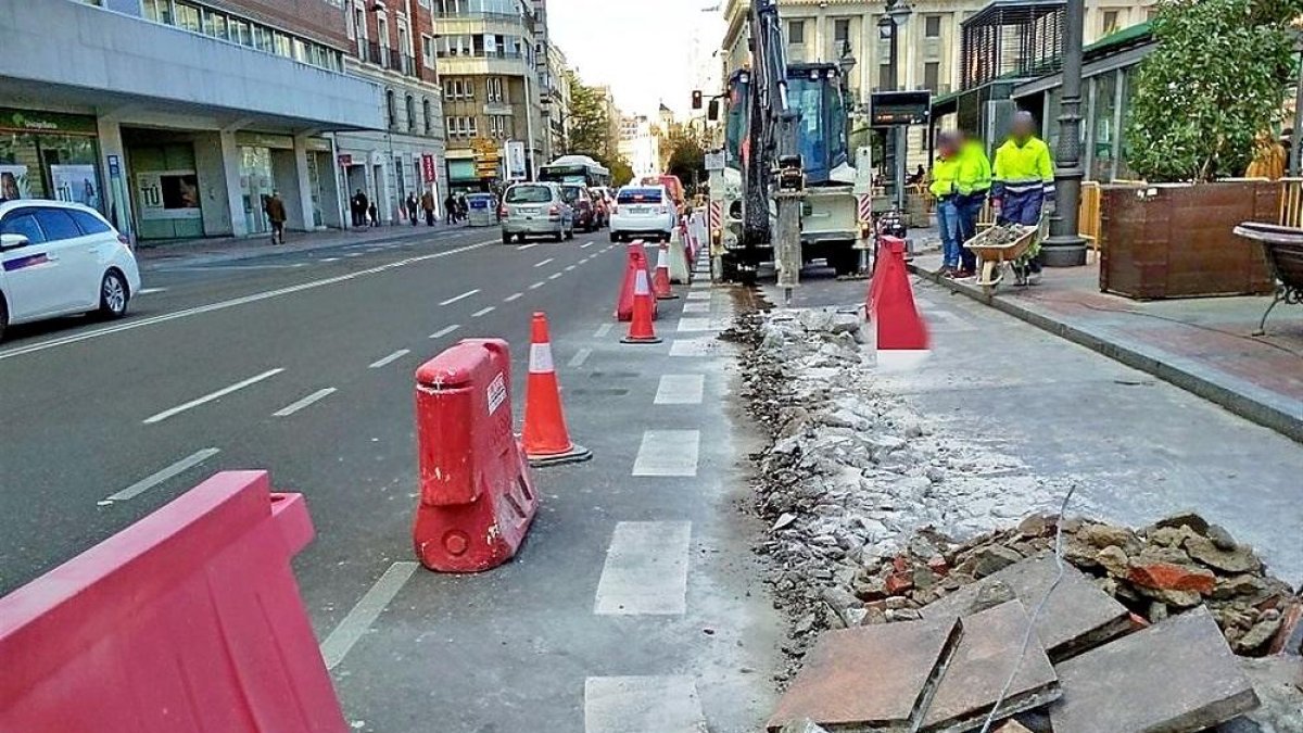 Inicio de las obras en la Plaza de España, donde el Ayuntamiento eliminará la dársena de los autobuses.-EUROPA PRESS