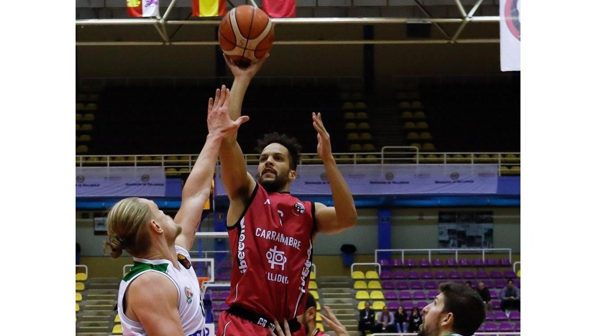 Kazadi lanza ante el punteo del segundo hijo de Arvidas Sabonis, Tautvydas.-J. M. LOSTAU
