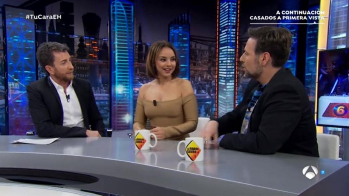 Chenoa, entre Pablo Motos y Carlos Latre, durante su intervención en El Hormiguero del pasado jueves.-/ PERIODICO