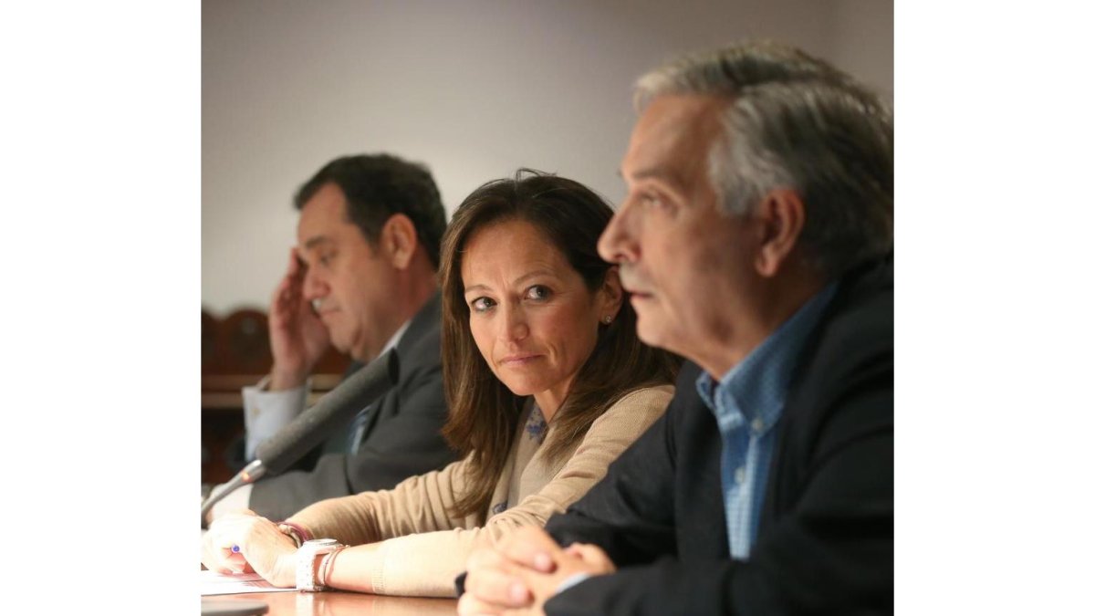 La viceconsejera de Ordenación del Territorio y Relaciones Institucionales, María de Diego (C), se reúne con alcaldes para informar del borrador de unidades básicas de ordenación y servicios del territorio. Le acompañan en la imagen, Pablo Trillo (I), Del-ICAL