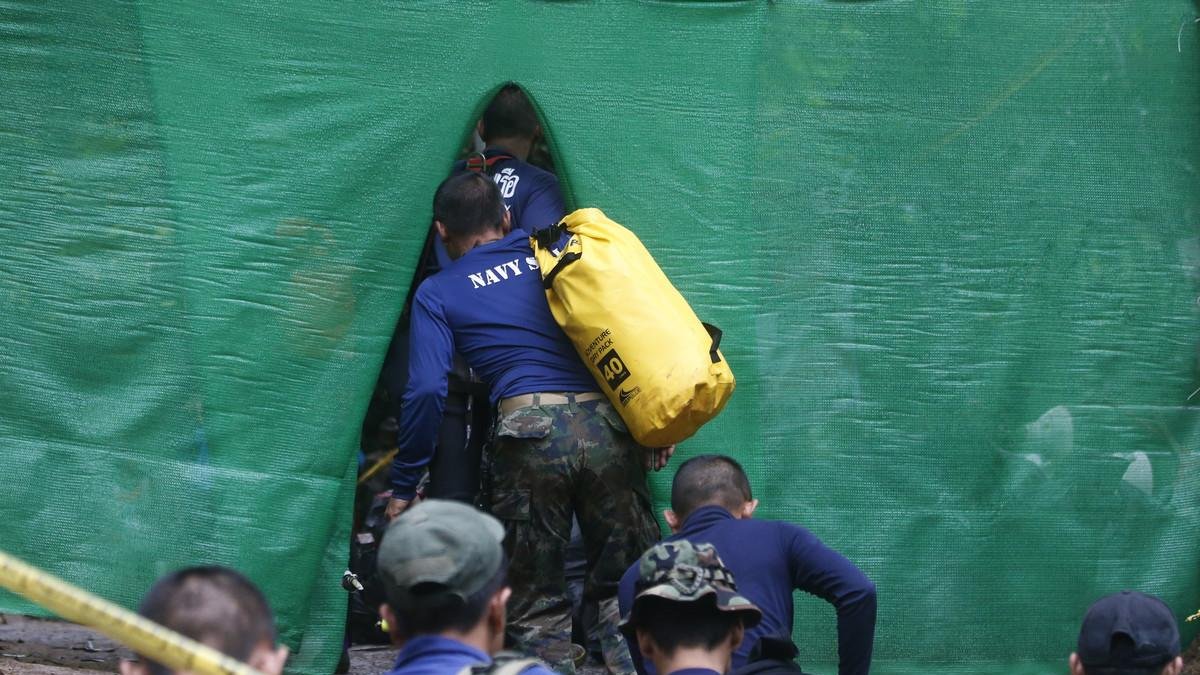 Uno de los buceadores entra en la cueva-SAKCHAI LALIT
