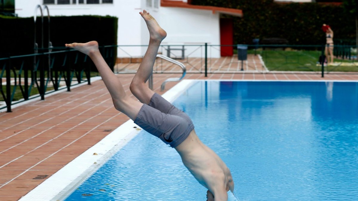 Un joven se lanza de cabeza a la piscina de Juan de Austria en el primer día ofcial de apertura . PHOTOGENIC