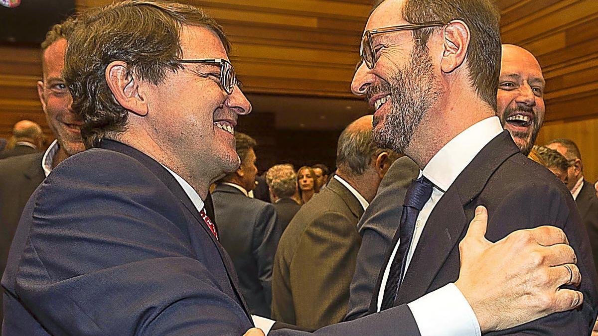 Javier Maroto felicita al Alfonso Fernández Mañueco, el viernes pasado en su toma de posesión.-ICAL
