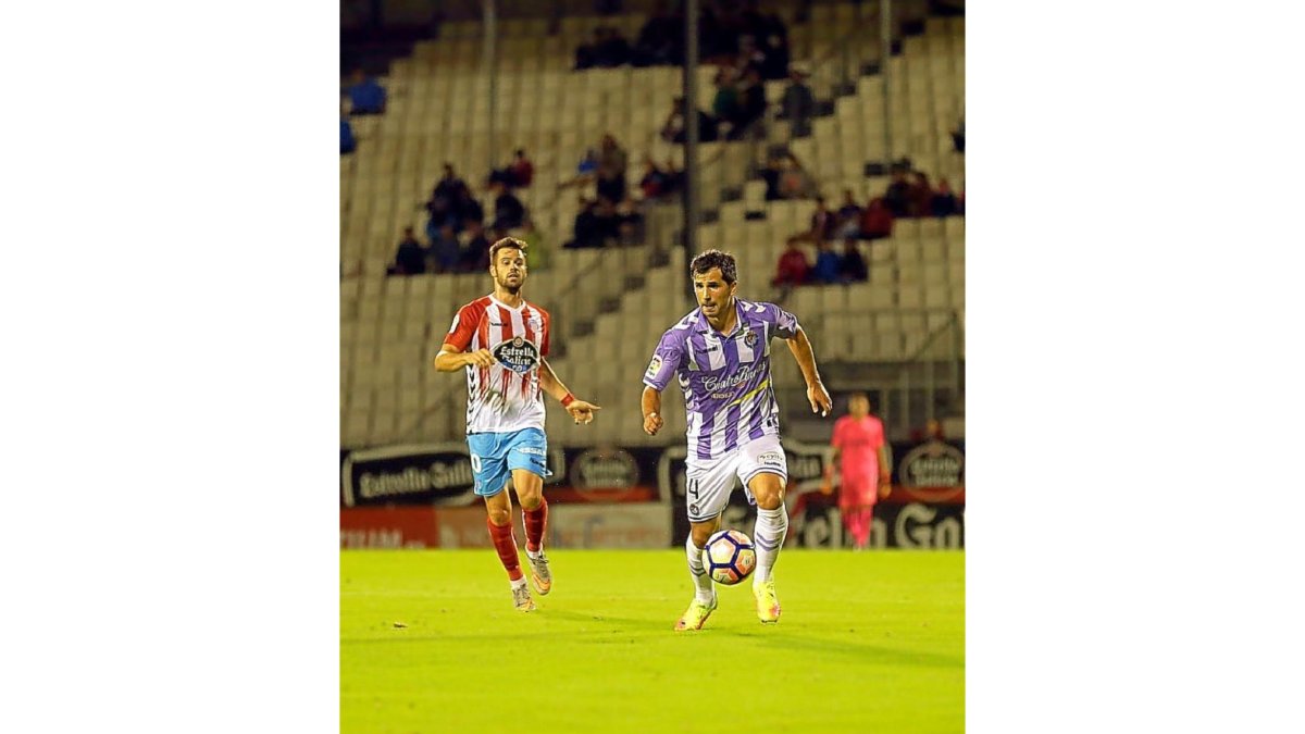 El mediocentro blanquivioleta Álex López avanza con el balón, seguido por el rojiblanco Campillo.-PHOTO-DEPORTE
