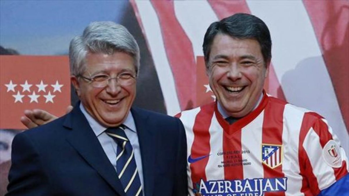 González, con la camiseta del Atlético, junto a Cerezo.-ARCHIVO / EFE / J. MARTÍN