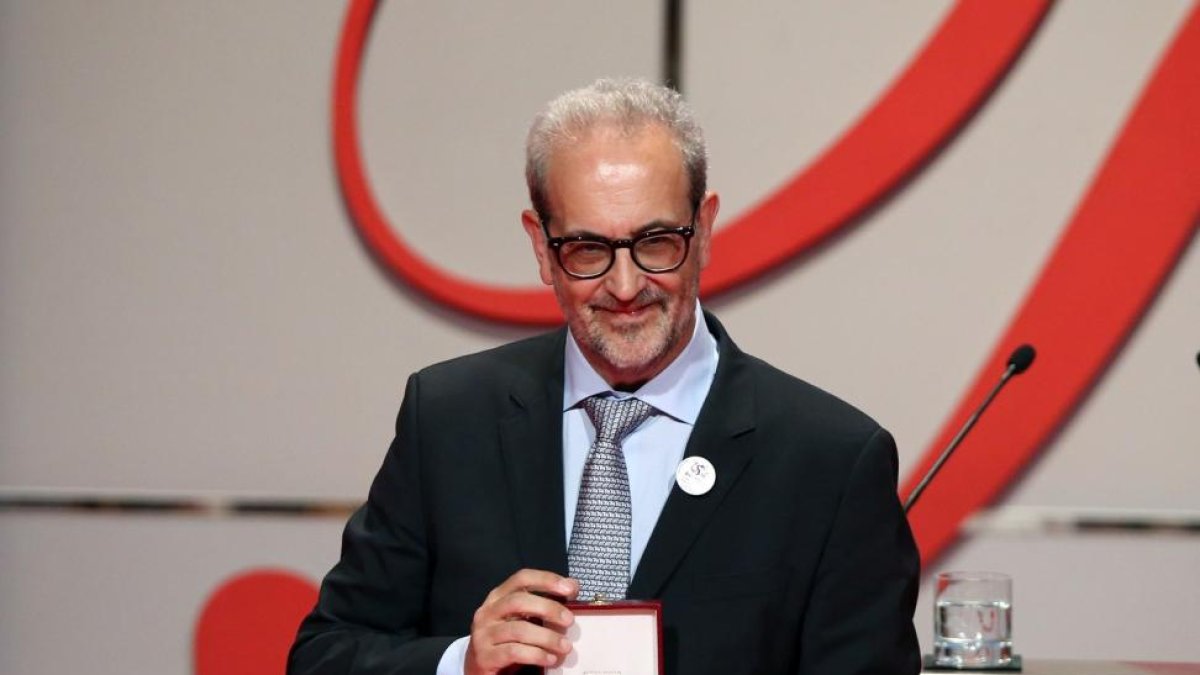 El rector de la Universidad de Salamanca, Daniel Hernández Ruipérez, recoge la Medalla de Oro de Castilla y León, otorgada a la institución salmantina que el próximo año celebrará su VIII Centenario.-ICAL