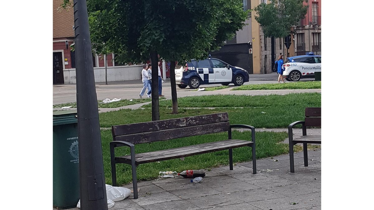 Suciedad acumulada en la zona del centro de Valladolid a causa del ocio nocturno. -E. M.