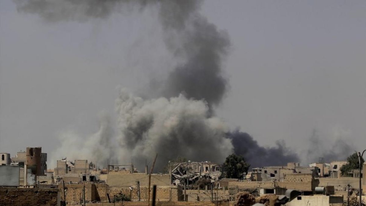 Una densa humareda sube hacia el cielo en los combates entre las Fuerzas Democráticas Sirias y el Estado Islámico en Raqqa (Siria), el 20 de agosto-REUTERS / ZOHRA BENSEMRA