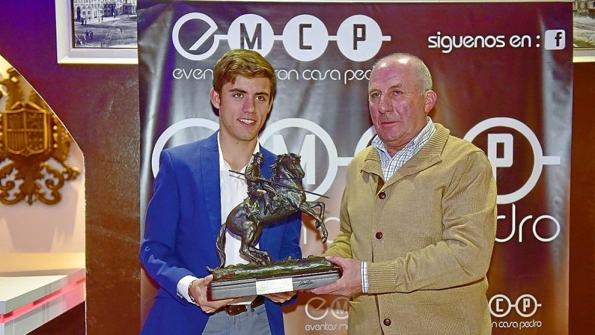 Guillermo Hermoso, recibiendo el premio.-JOSÉ SALVADOR
