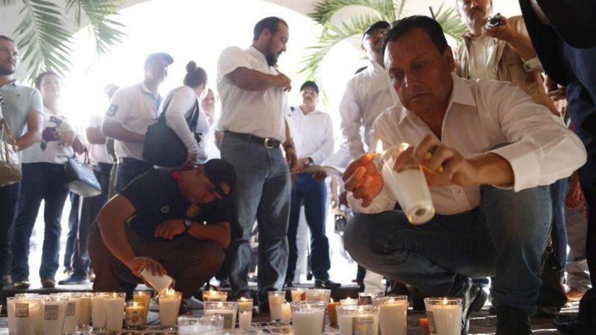 Un grupo de policías acompañados de familiares y colectivos ciudadanos protestan el pasado miércoles en la ciudad de Guadalajara, ante el asesinato de al menos seis de sus colegas por el crimen organizado en el estado de Jalisco.-EFE / FRANCISCO GUASCO