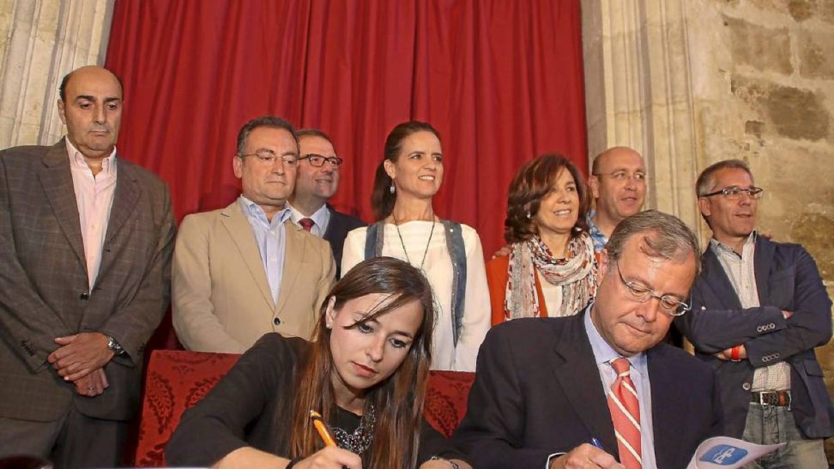 Los candidatos de Ciudadanos y PP en León suscribieron ayer un acuerdo que aupará al ‘popular’ Antonio Silván a la Alcaldía de León y dará «estabilidad» al Ayuntamiento. Los votos favorables de la formación naranja deberán contar con el beneplácito del Co-Ical