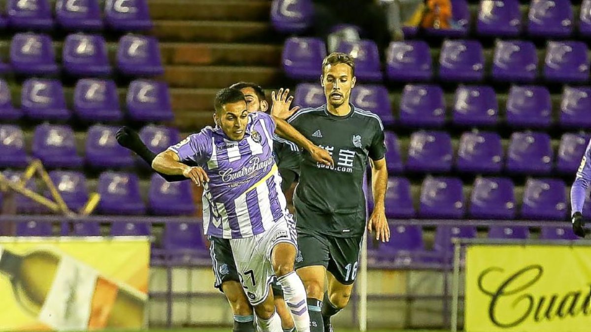 Anuar controla el balón ante Canales, en el Real Valladolid-Real Sociedad de Copa.-MIGUEL ÁNGEL SANTOS