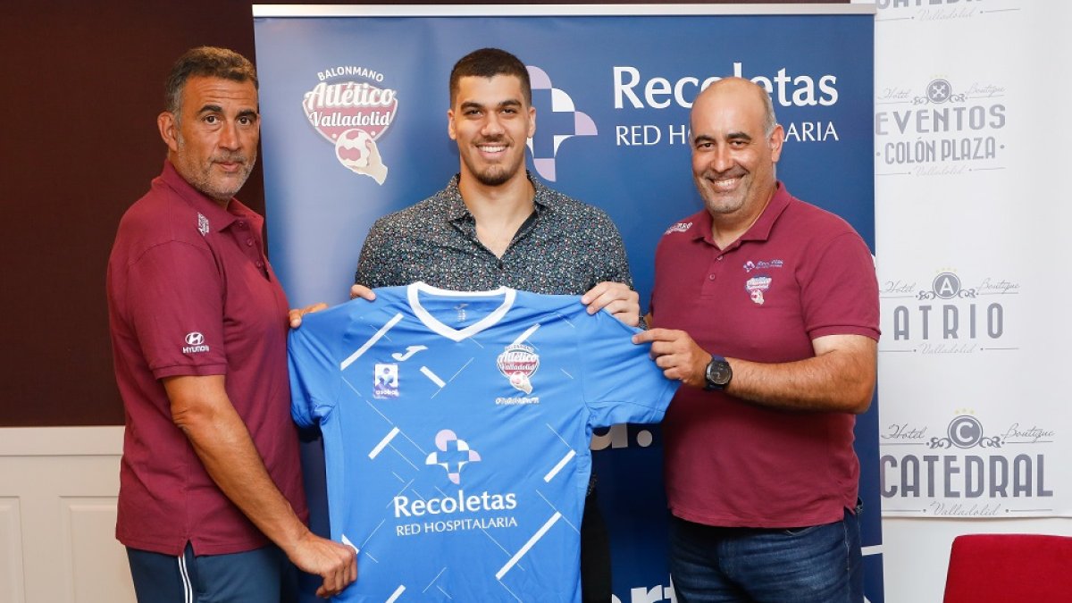 Pisonero, Toledo y Ollero en la presentación del jugador. / J. M. LOSTAU