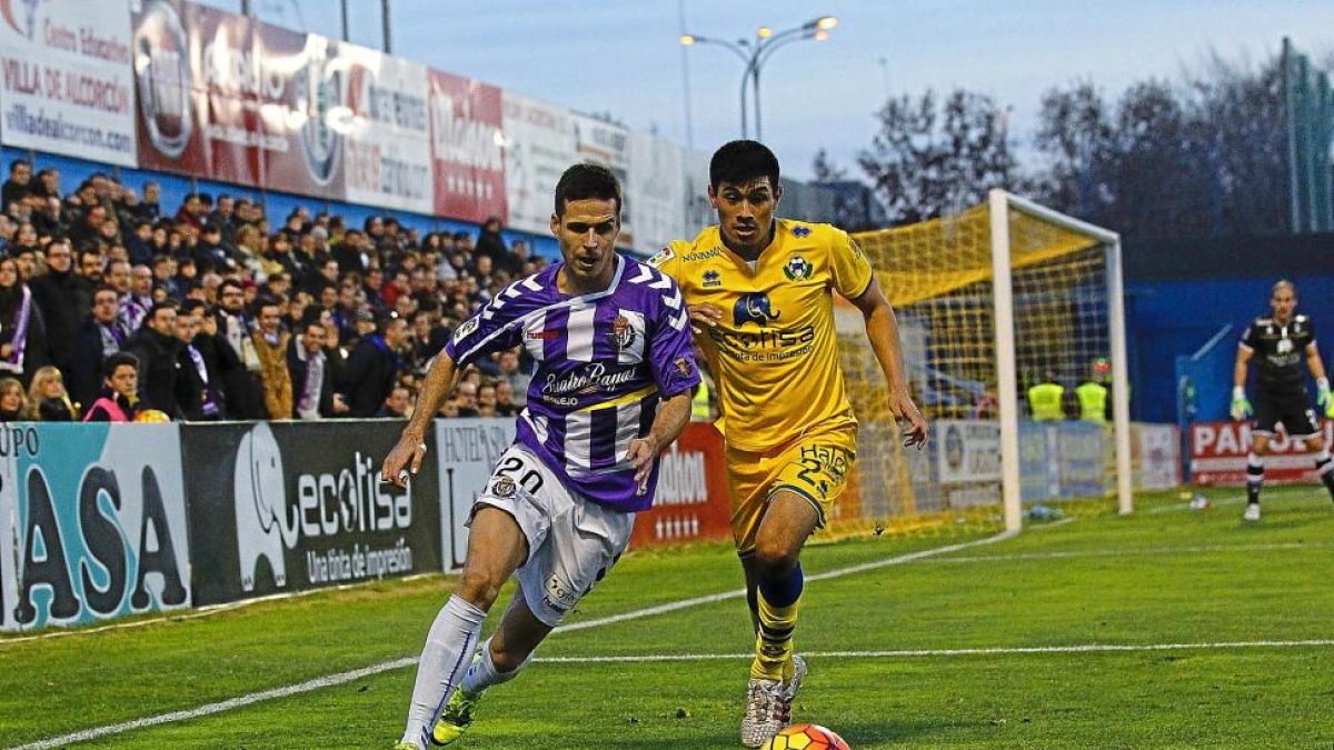 Del Moral corre tras el balón junto a Fede Vega en el partido de Alcorcón.-LOF