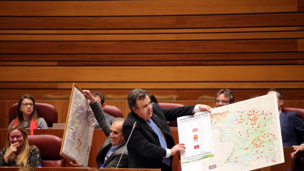 José Ignacio Martín Benito muestra con la ayuda de Luis Briones un mapa con los 119 ayuntamientos de León y Zamora que apoyan la construcción de la biorrefinería de Barcial del Barco.-MIRIAM CHACÓN / ICAL