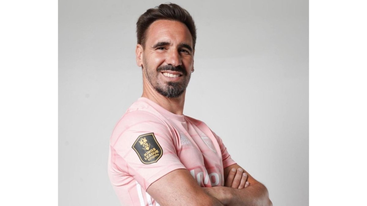 Borja Fernández con la camiseta de su nuevo equipo en la Kings League. / E. M.