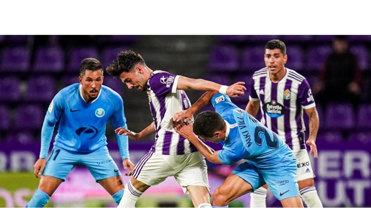 Kike protege el balón en el duelo ante el Ibiza. / E.M.